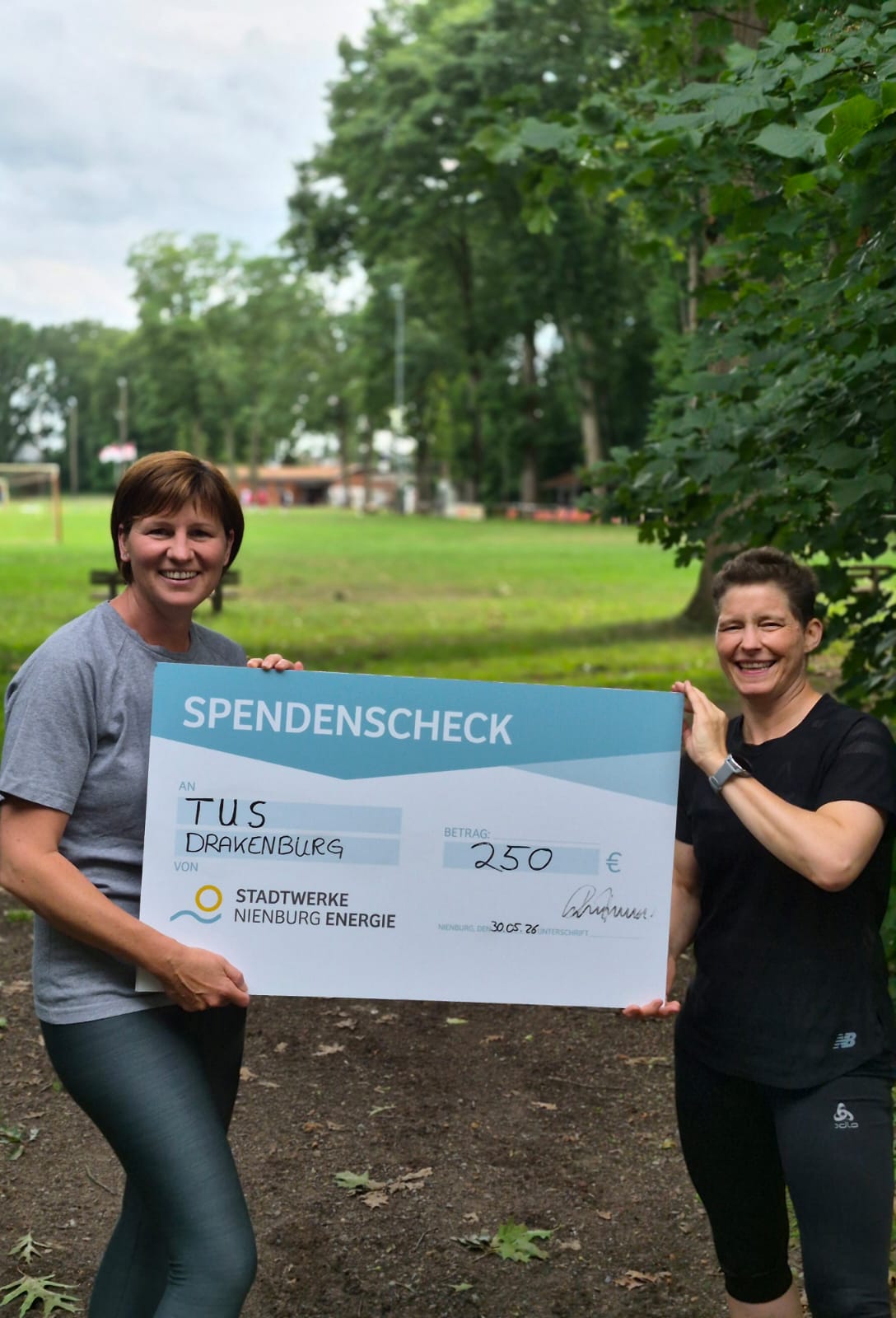 Das Bild zeigt die Mitarbeiterin der Stadtwerke Nienburg Nadine Engelmann und  Liane Lindenberg. Übungsleiterin der Crossfit- Gruppe des TuS Drakenburg.